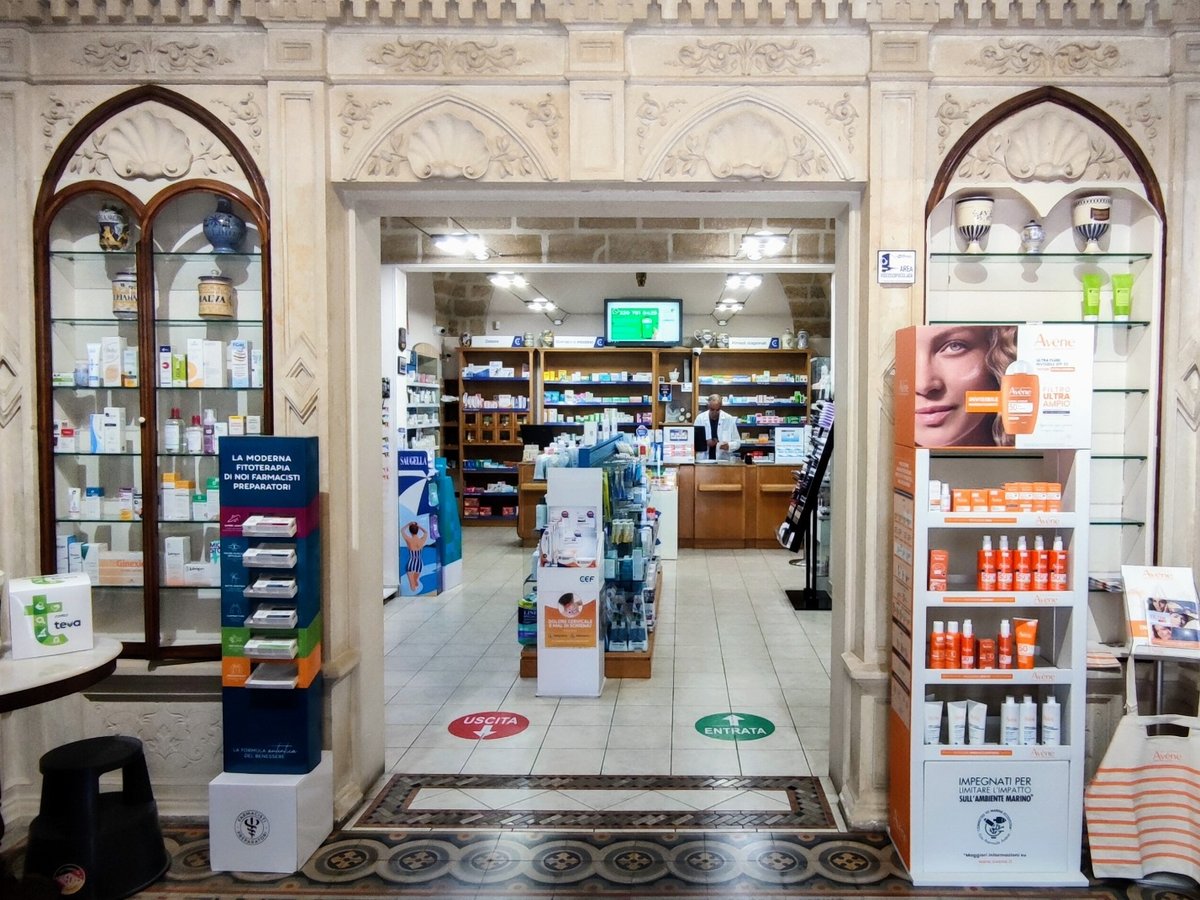 Interno della Farmacia S.Giuseppe del dott. Guidotti a Tuglie